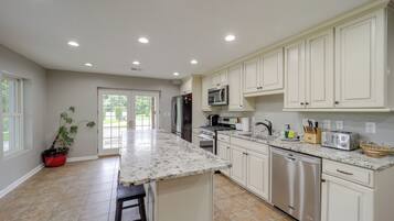 House (6 Bedrooms) | Interior