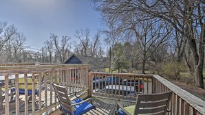 A wooden deck with outdoor seating and a view of a parking area and trees. - Spacious Lexington Studio: 2 Miles to Rupp Arena (Lexington)
