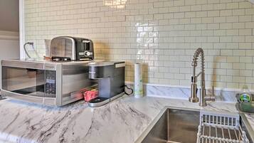 Apartment (0 Bedroom) | Private kitchen | Microwave, oven, stovetop, dishwasher