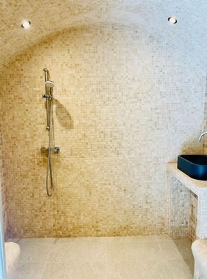 Douche, sèche-cheveux, serviettes fournies, savon