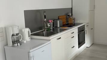 Kühlschrank, Ofen, Herdplatte, Wasserkocher mit Kaffee-/Teezubehör