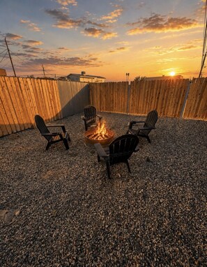 Terrace/patio - HavaLowKey Stay | BBQ | Comfort | Clean | Parking (Lake Havasu City)