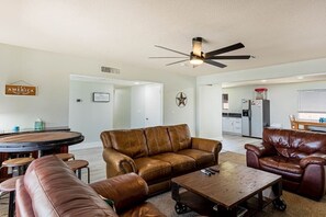 Smart TV - HavaLowKey Stay | BBQ | Comfort | Clean | Parking (Lake Havasu City)