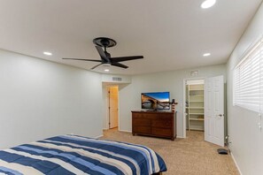 4 bedrooms, desk, free WiFi, bed sheets