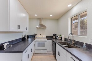 Fridge, microwave, oven, stovetop - HavaLowKey Stay | BBQ | Comfort | Clean | Parking (Lake Havasu City)