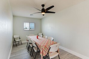 Dining - HavaLowKey Stay | BBQ | Comfort | Clean | Parking (Lake Havasu City)