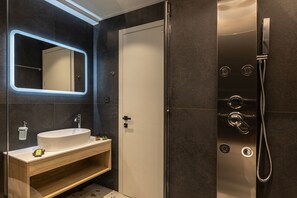Superior driepersoonskamer, balkon, uitzicht op de stad | Badkamer | Een douche, een regendouche, designer toiletartikelen, een haardroger
