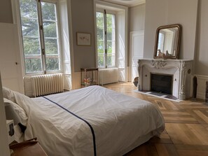6 Schlafzimmer, Schreibtisch, Bügeleisen/Bügelbrett, Reisekinderbett