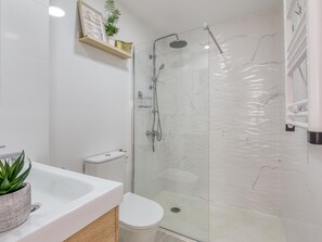 Free toiletries, hair dryer, towels - Modern 1-bedroom apartment in Estepona - renovated (Estepona)