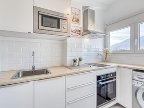 Kjøleskap, mikrobølgeovn, ovn og kaffetrakter/tekoker