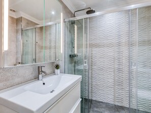 Een haardroger, handdoeken