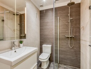Hair dryer, towels - Spacious 2-Bedroom Apartment in Estepona with Large Sunny Terrace, Pools & Beach Access (Estepona)