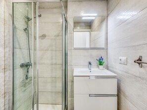Articles de toilette (gratuits), séchoir à cheveux, serviettes fournies