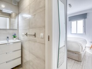Articles de toilette gratuits, sèche-cheveux, serviettes fournies
