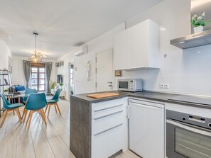 Fridge, microwave, oven, dishwasher - Charming apartment in Estepona, 2 bedrooms, city center (Estepona)