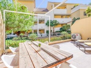 Outdoor dining - Modern apartment in Estepona, ground floor with terrace and pool, close to port and beach (Estepona)