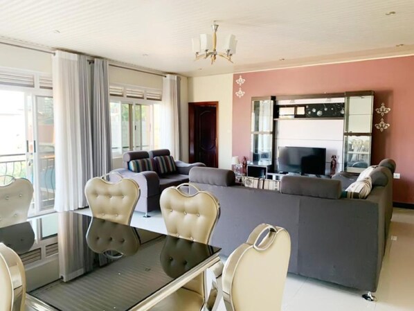 Family dining - Kigali Homes Villa & Apartment (Kigali)