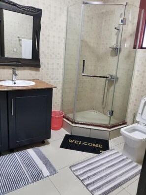 Dusche, Regendusche, kostenlose Toilettenartikel, Hausschuhe