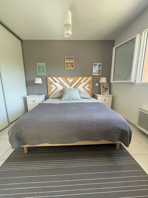 4 makuuhuonetta, työpöytä, silitysrauta/-lauta, vauvan matkasänky