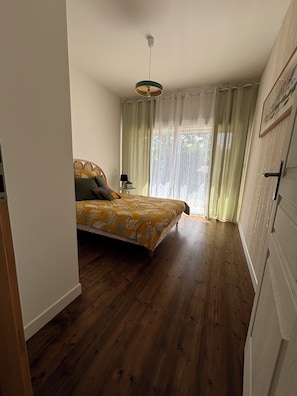 4 bedrooms, desk, iron/ironing board, travel crib