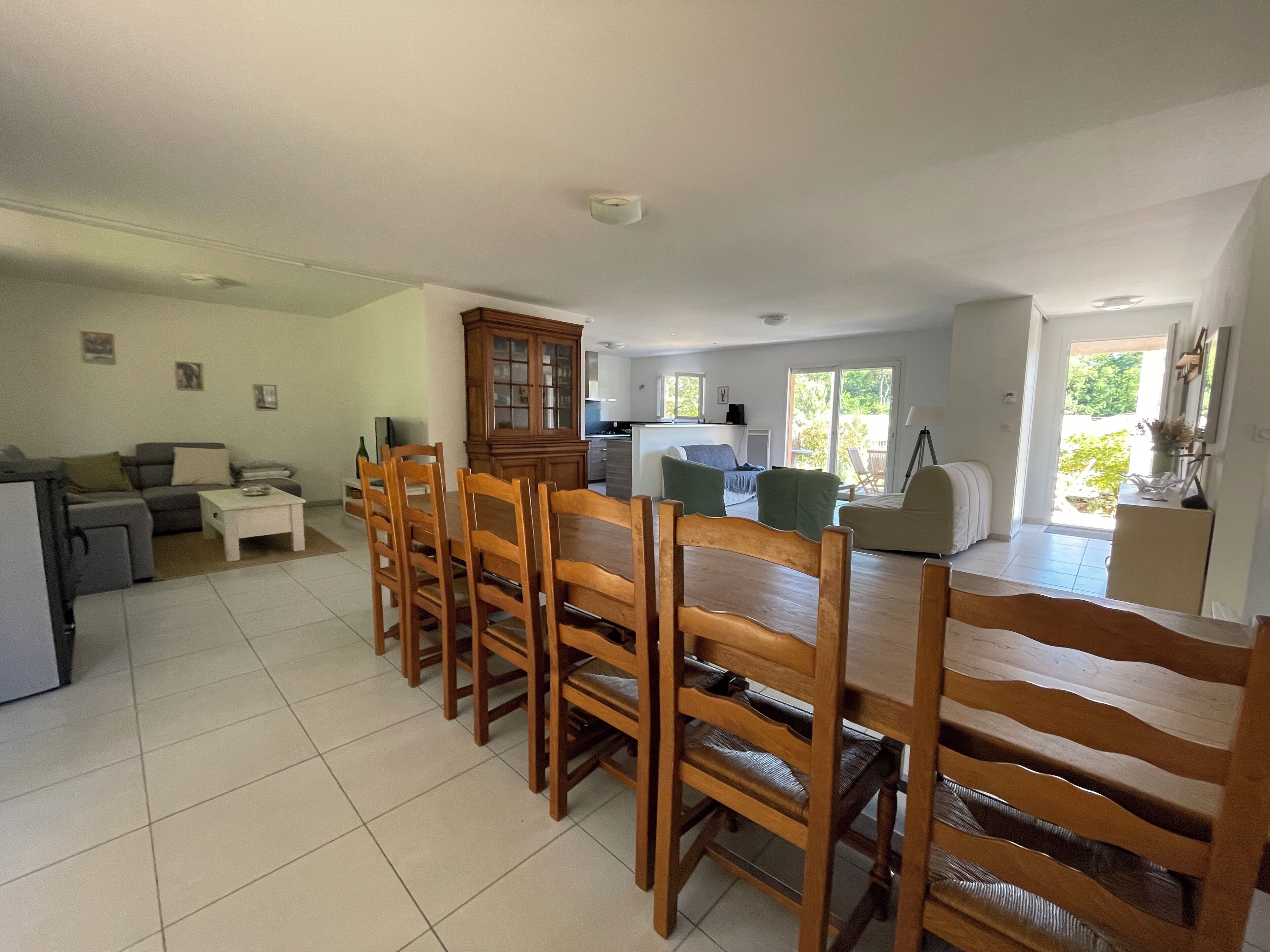 Télévision, cheminée, lecteur de DVD, livres