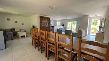 Télévision, cheminée, lecteur de DVD, livres