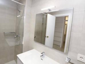 Hair dryer, towels - Modern Apartment with Terrace in Salou, Air Conditioning (Salou)