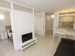 TV - Modern Apartment with Terrace in Salou, Air Conditioning (Salou)