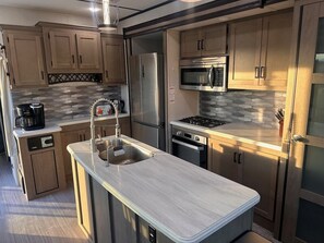 Großer Kühlschrank, Ofen, Herdplatte