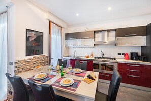 Apartment | Eigene Küche | Kühlschrank, Mikrowelle, Ofen, Herdplatte