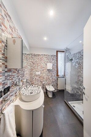 Apartment | Bathroom | Shower, hair dryer, bidet, towels