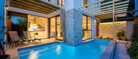 Outdoor pool, a heated pool