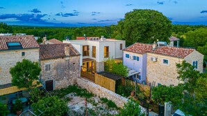 A traditional village with stone buildings, a mix of modern and rustic architecture, and a view of the sea. - Villa Nascosta with Private Pool, Sauna and en-suite bathrooms (Vodnjan)