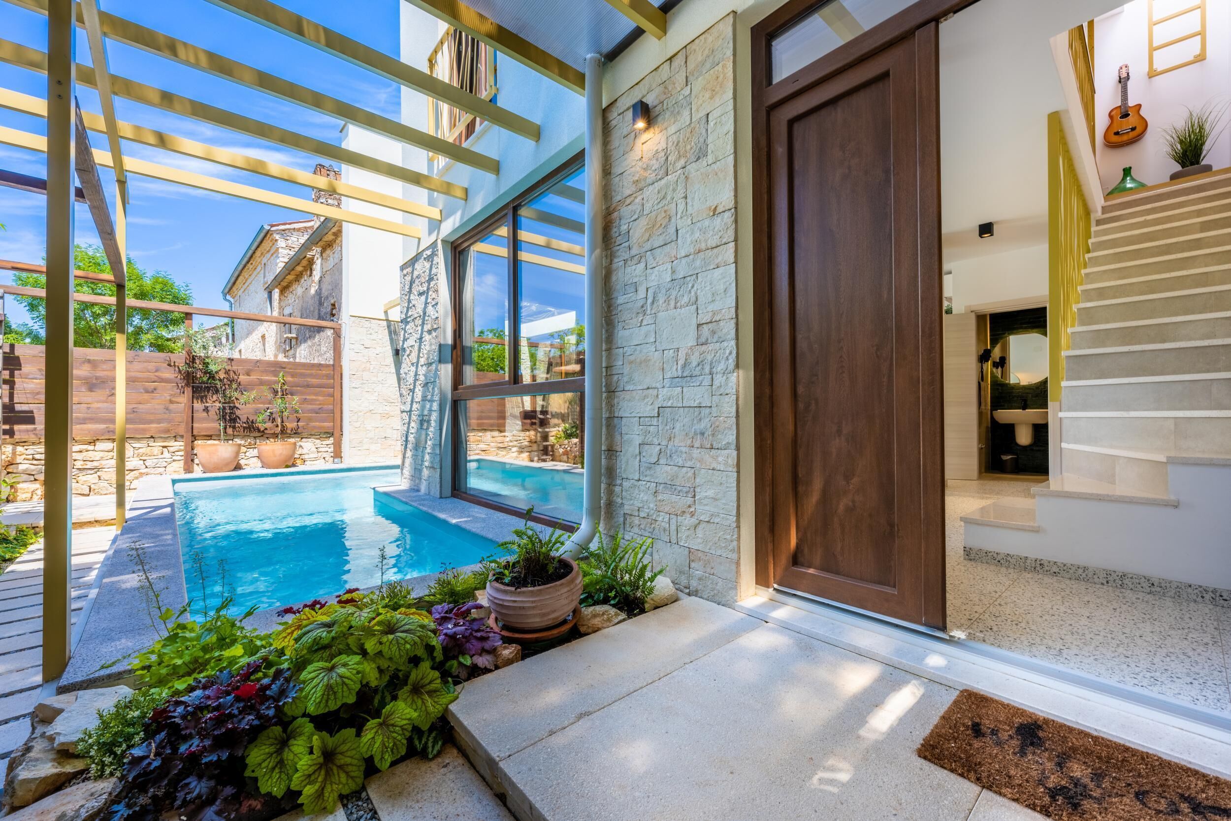 Utendørsbasseng og et oppvarmet basseng