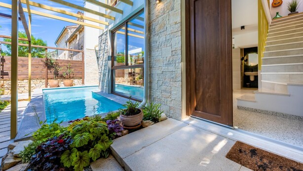 A modern house with a pool, stone walls, and a wooden staircase. - Villa Nascosta with Private Pool, Sauna and en-suite bathrooms (Vodnjan)
