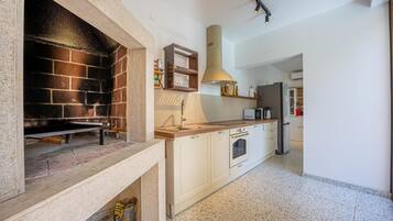 Kylskåp, mikrovågsugn, ugn och spishäll