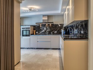 Fridge, microwave, oven, dishwasher - Luxurious 3-Bedroom Apartment in Estepona with Pools, near Port and Beaches (Estepona)