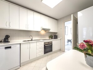 Kühlschrank, Mikrowelle, Ofen, Geschirrspüler