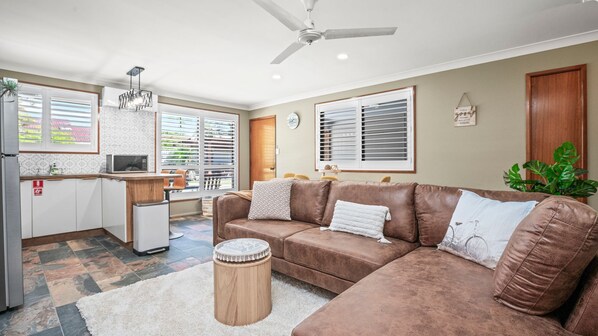 Smart TV - Akuli By The Sea Unit 3 (Iluka)