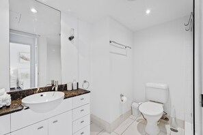 Baignoire, sèche-cheveux, serviettes fournies, savon