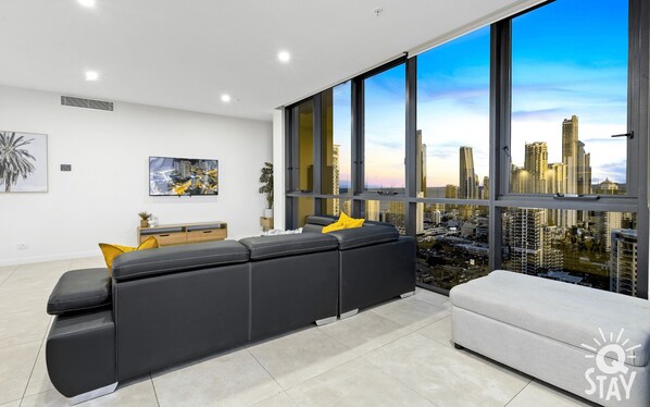 TV - Central Penthouse Apartment in Surfers Paradise (Surfers Paradise)