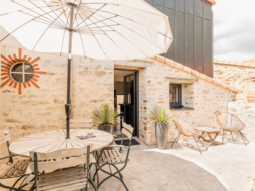 Cozy Cottage Near Nantes with Pool, Terrace, and Vineyard View