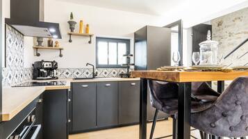 Jääkaappi, mikroaaltouuni, uuni, astianpesukone