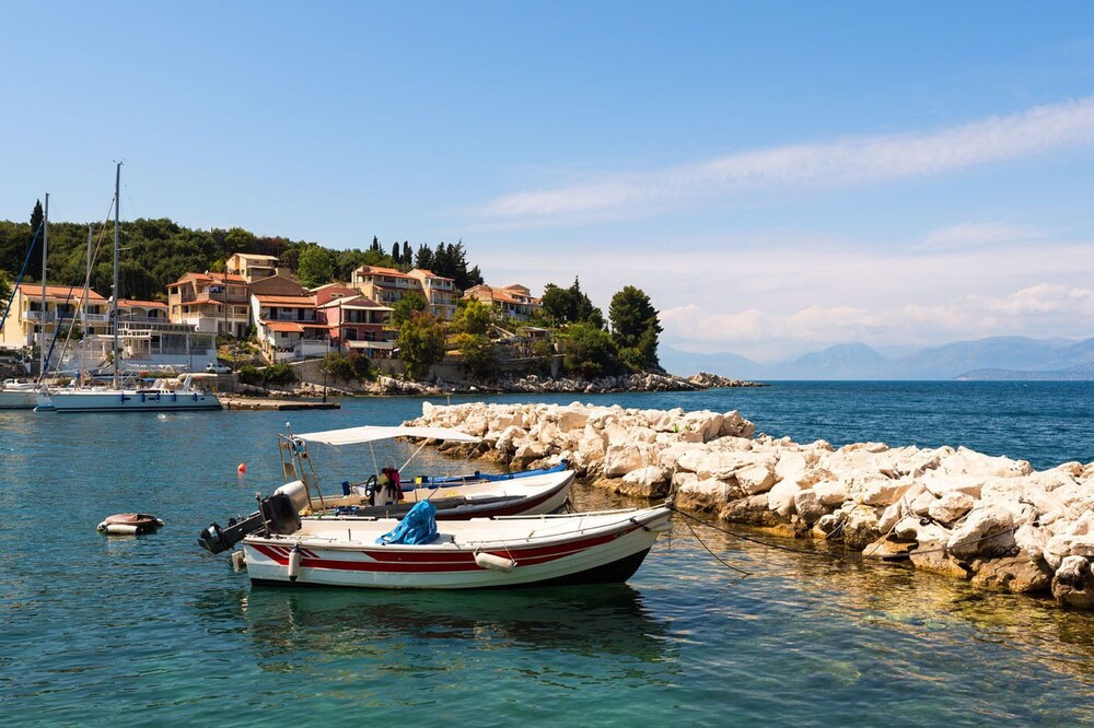 Stylish First Floor Two Bedroom Flat in Kassiopi With Breakfast