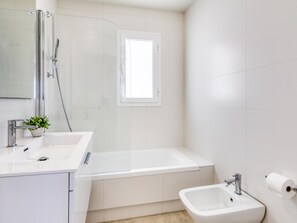 Séchoir à cheveux, serviettes fournies