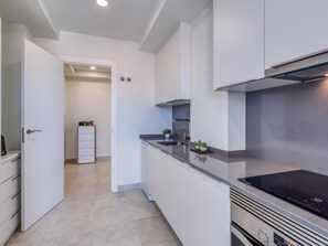 Fridge, microwave, oven, dishwasher - Charming 2-bedroom apartment in Estepona with pool and parking (Estepona)