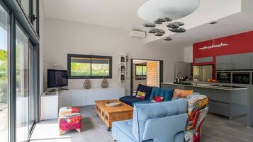 Télévision, baby-foot