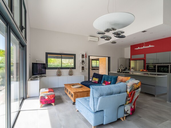 Een televisie en tafelvoetbal