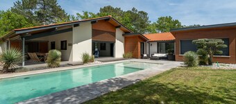 Luxurious Villa for 14 with Heated Pool, Near Lake, BBQ, Free Cleaning!