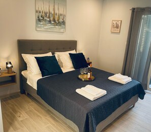 2 chambres, coffre-fort, fer et planche à repasser, lit de bébé portatif